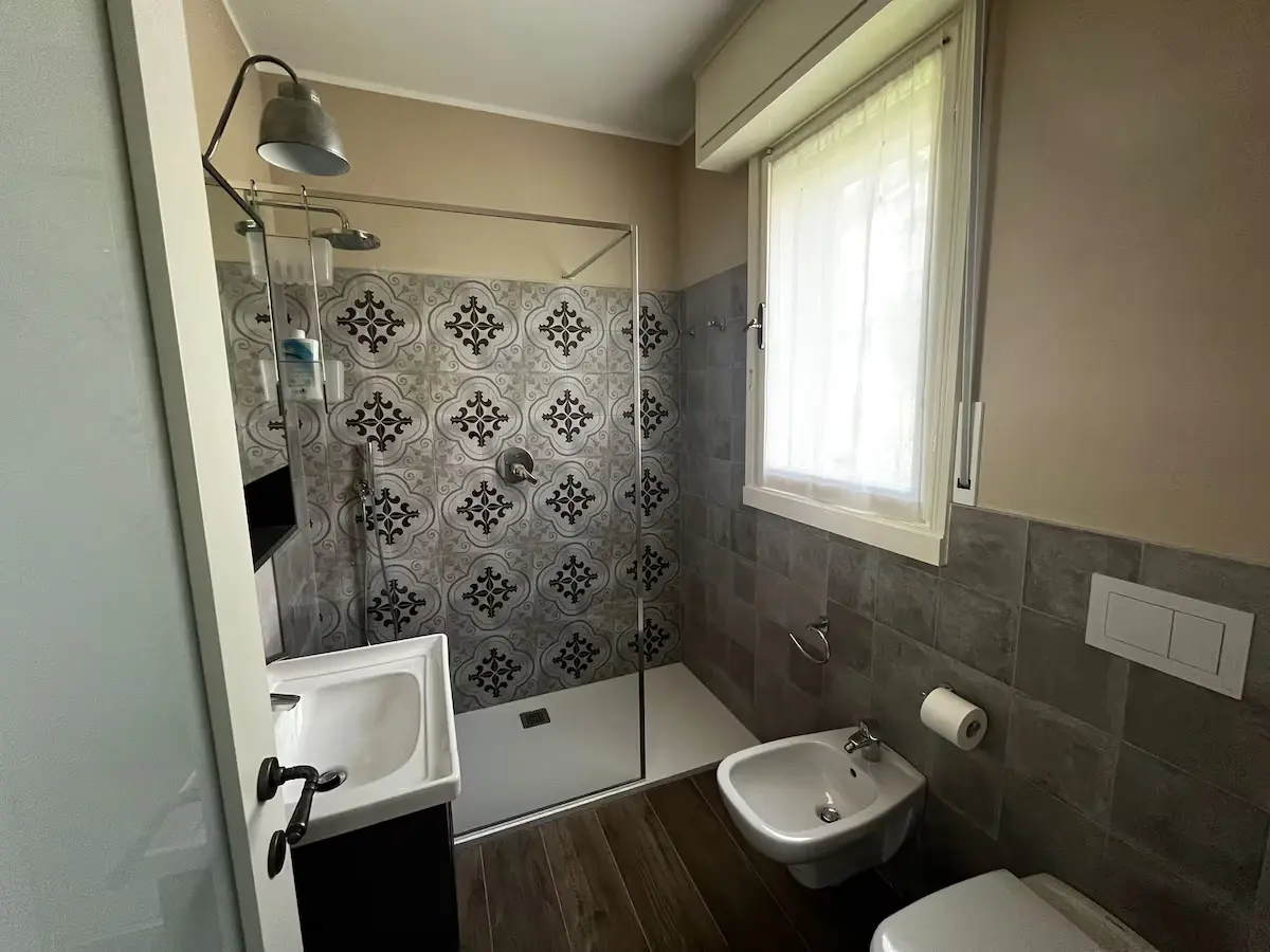 Bagno moderno con doccia spaziosa