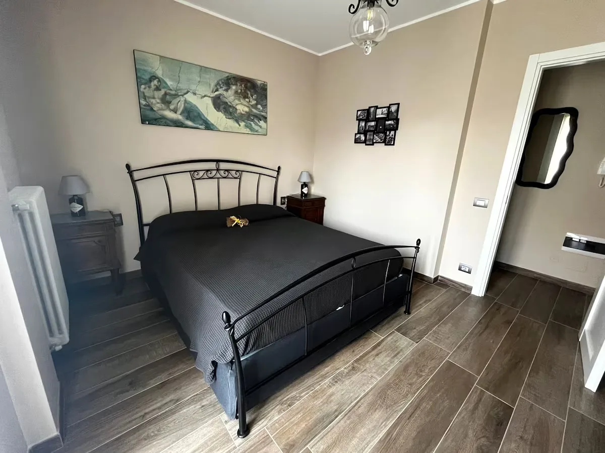Camera da letto principale con letto matrimoniale