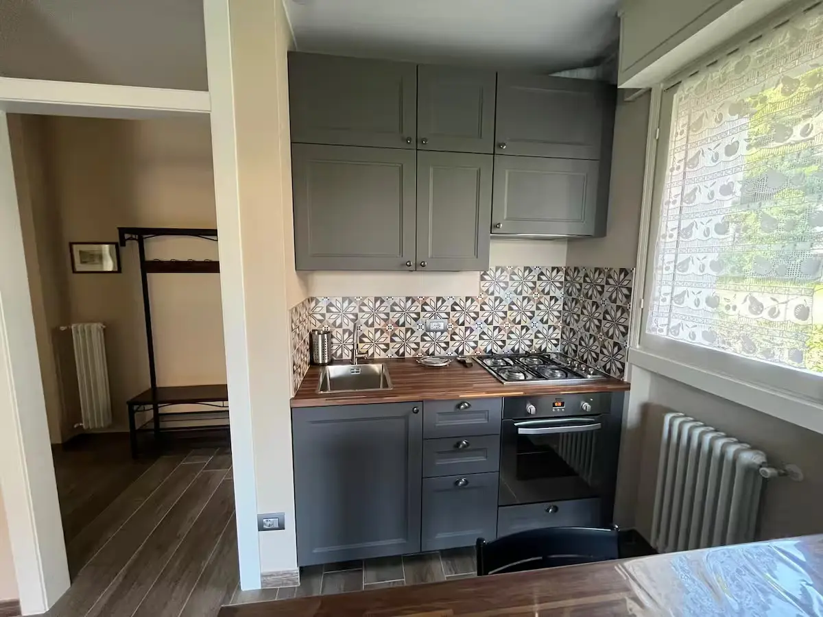 Cucina moderna con tutti gli elettrodomestici